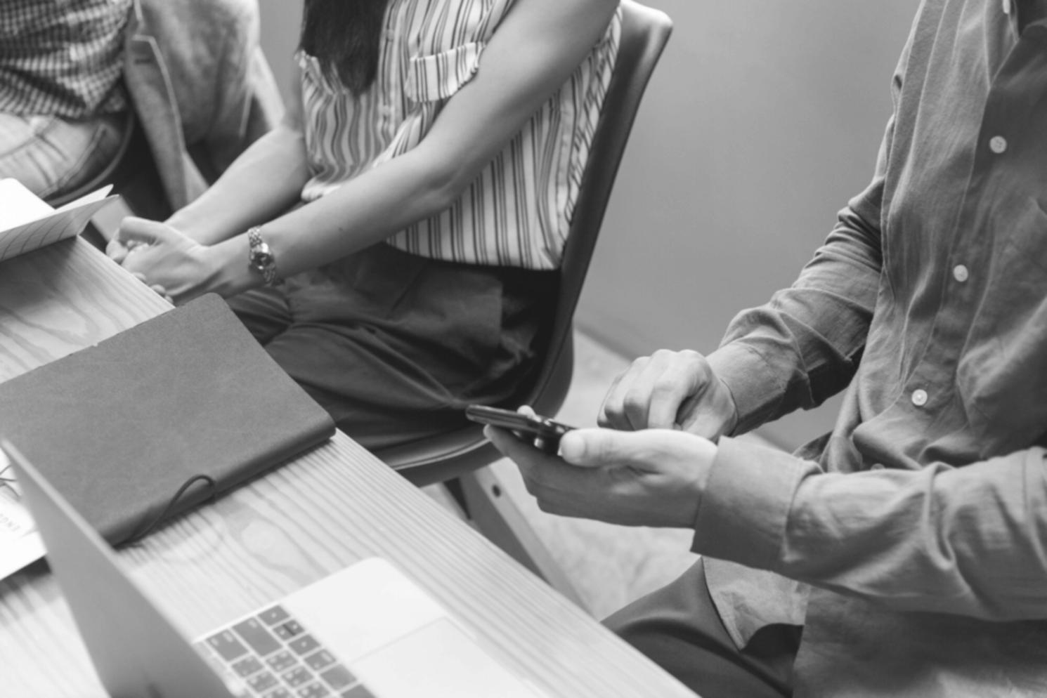Sesión de consultoría financiera personalizada con herramientas modernas